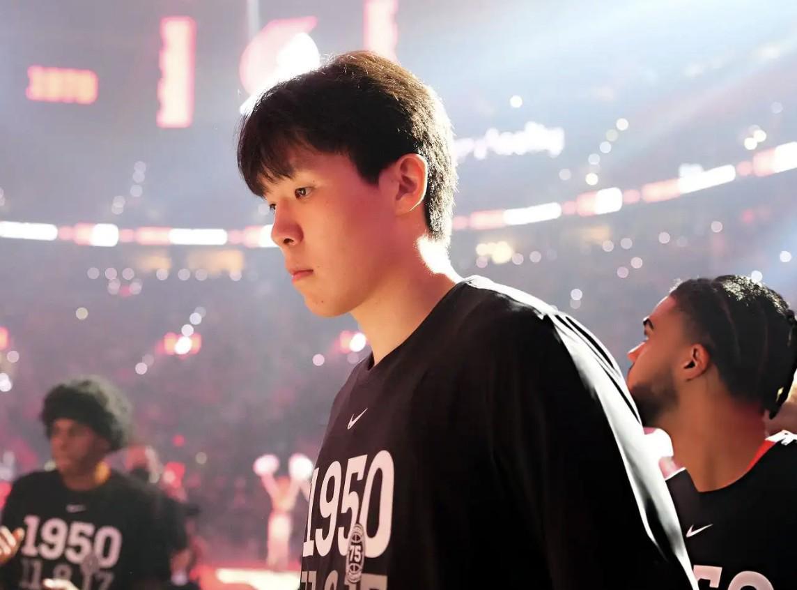 杏彩体育-NBA中国官网：杨瀚森最近有个“不成文义务”，给伤员当“陪练”
